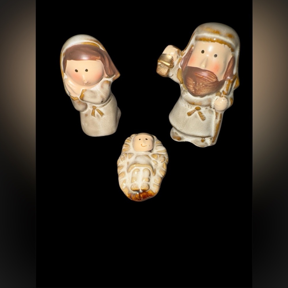 New Small 8 Piece Porcelain Nativity Set Hand Painted - Picture 3 of 4